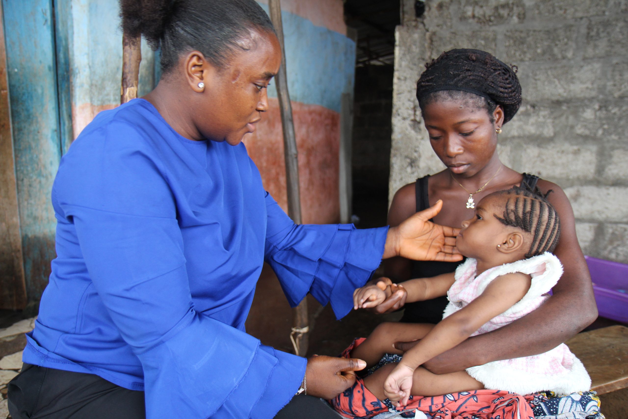 CBR-coördinator Babra in gesprek met de moeder van Annabel