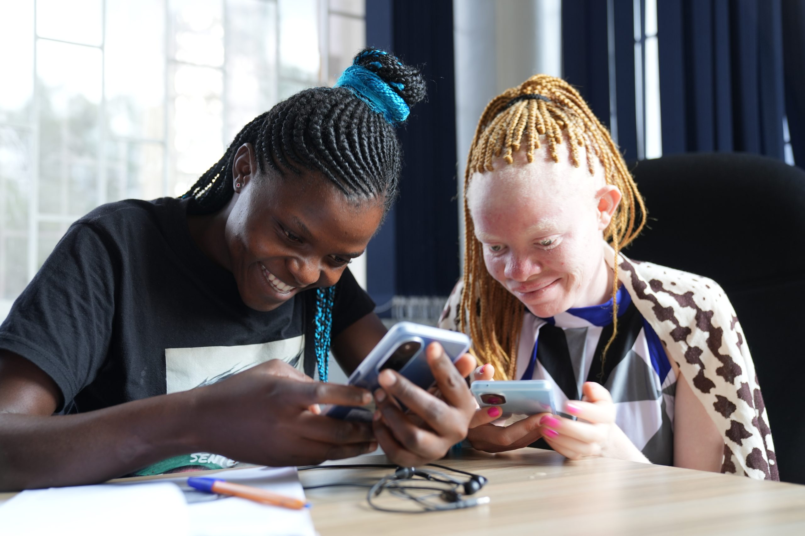 Cynthia (R) en Caren tijdens de vlog workshop