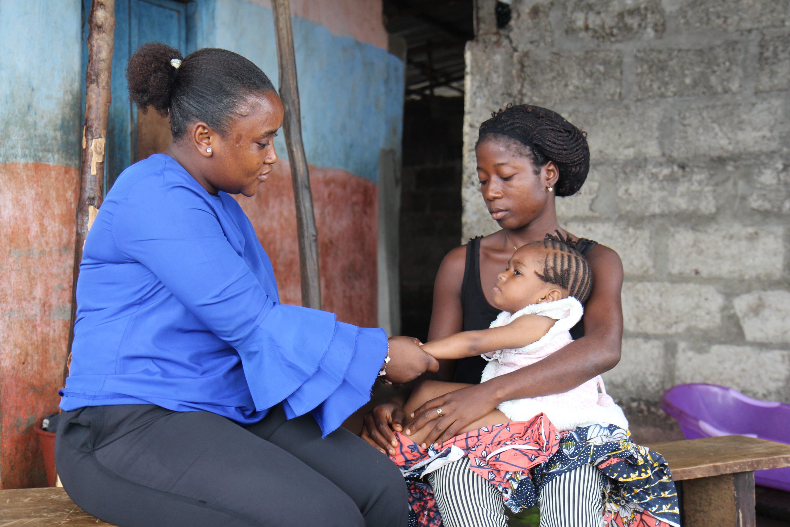 CBR-coördinator Babra in gesprek met de moeder van Annabel