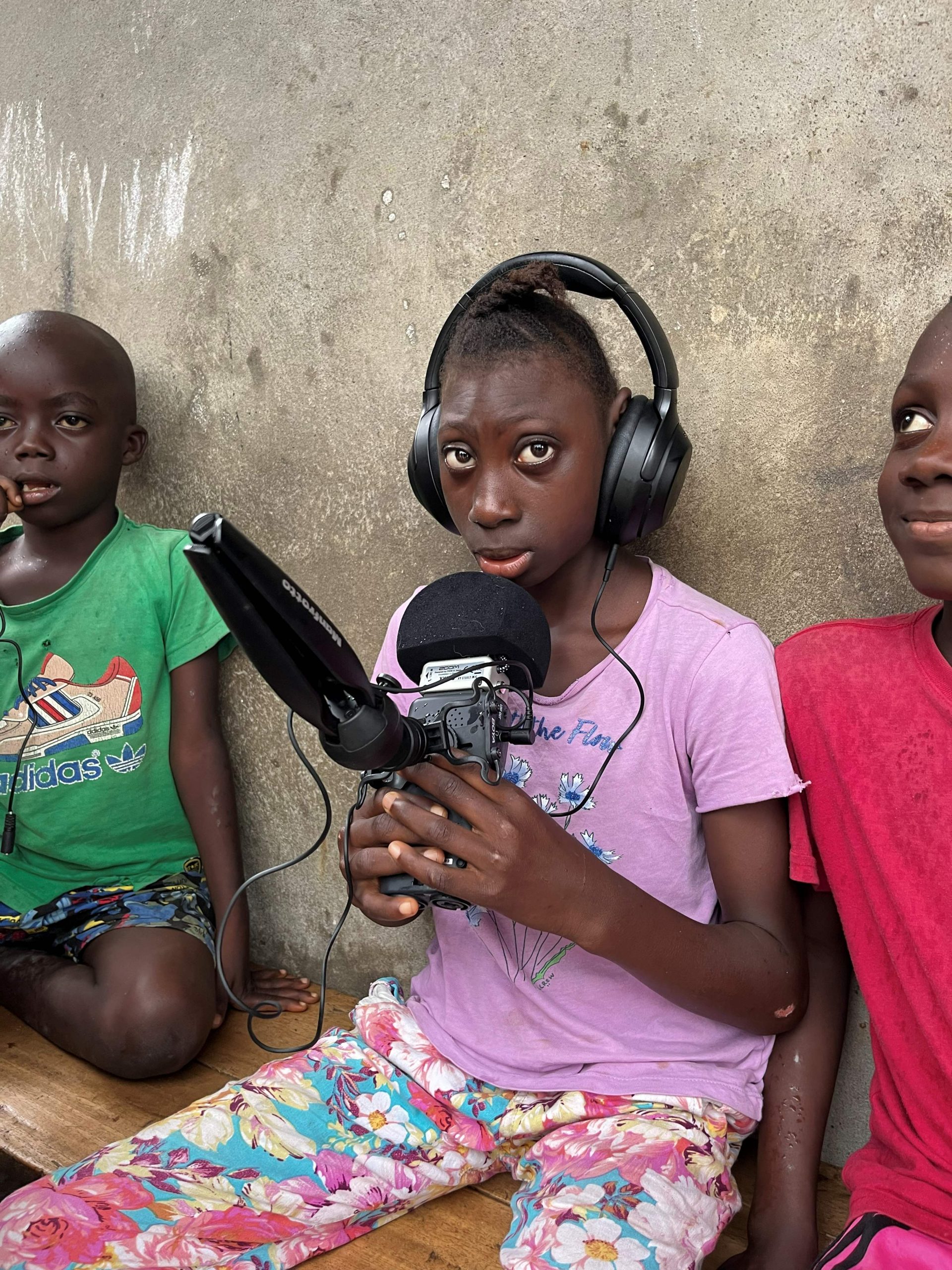 Fatima met podcastapparatuur