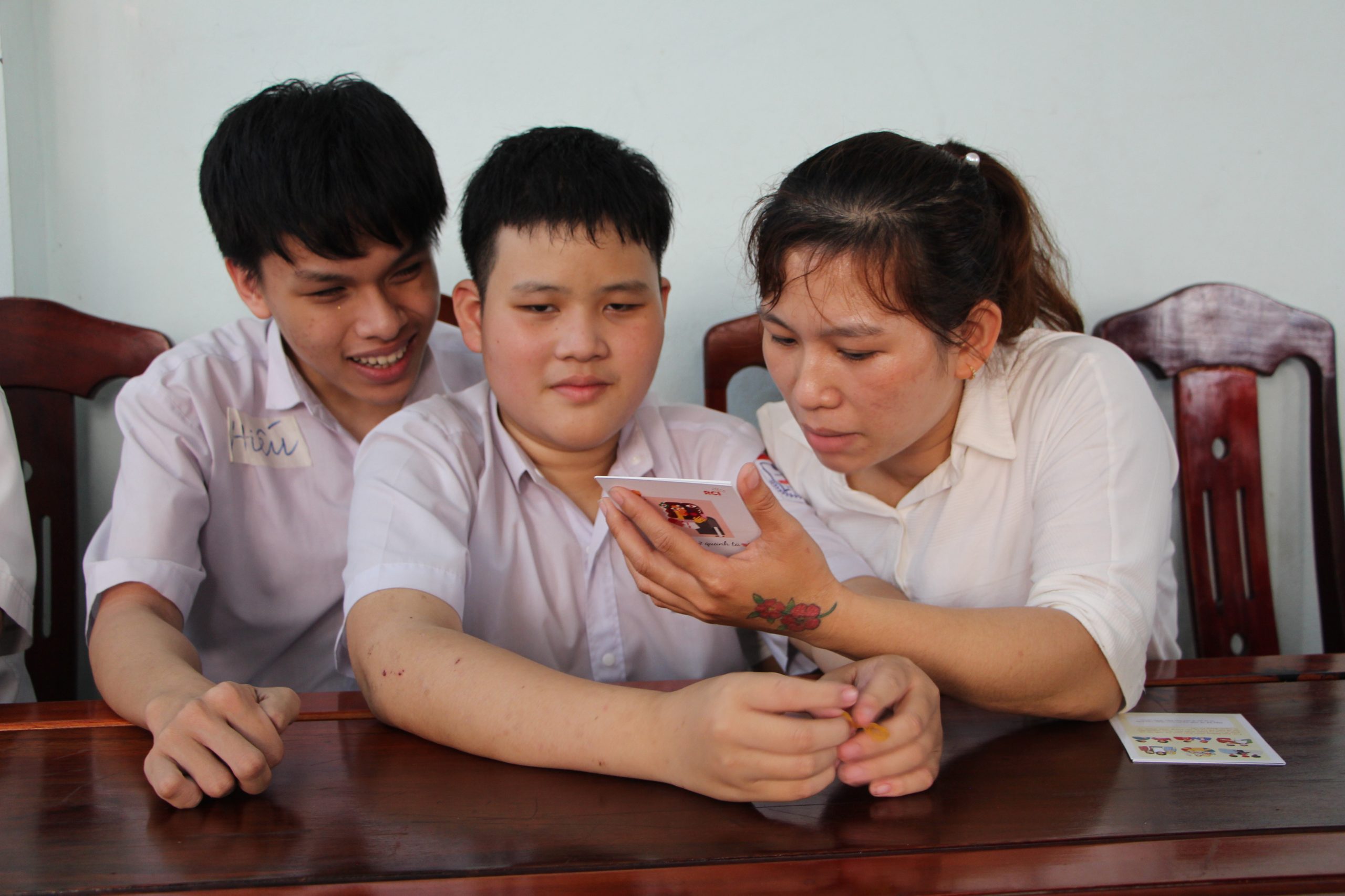 Quan is talking with his sister and with his friend Hieu, a blind boy.